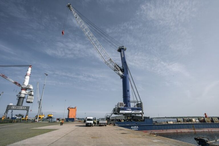Bremerhaven adds low-emission crane to cargo fleet